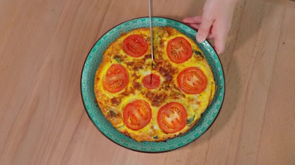 トマト ズッキーニ チーズ ハーブ 丸板のフリタタ 木製のテーブルにカットされたレディオムレット 健康的なベジタリアン料理 クローズアップ トップビュー — ストック動画