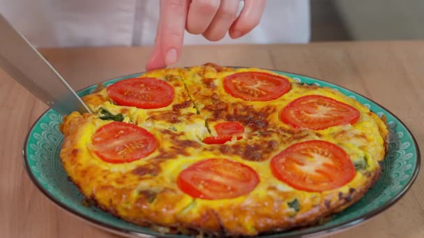 Gotowy Omlet Pomidorami Cukinią Serem Ziołami Frittata Okrągłym Talerzu Pokrojony — Wideo stockowe