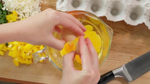 Frauenhände Zerbrechen Eier Einen Gläsernen Messbecher Und Bereiten Auf Einem — Stockvideo