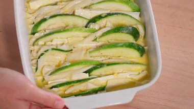 Kabak ve feta ile ev yapımı turta, yumurta ve krema karışımı ile doldurulmuş güveç. Yakın plan, ön görünüm.