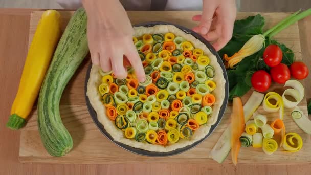 Chef Está Preparando Uma Torta Toscana Com Abobrinha Colorida Cenouras — Vídeo de Stock