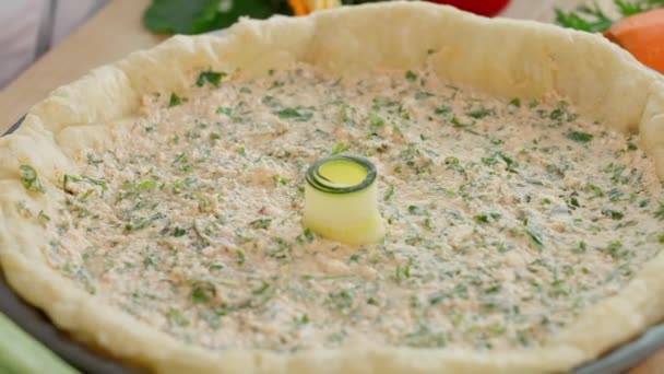 Der Koch Bereitet Eine Torte Mit Bunten Zucchini Und Karotten — Stockvideo