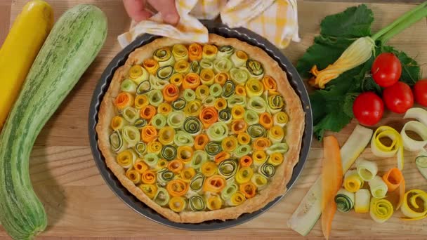 Ein Hausgemachter Frisch Gebackener Kuchen Mit Bunten Zucchini Und Karotten — Stockvideo