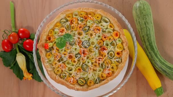 Hausgemachte Frisch Gebackene Torte Mit Bunten Zucchini Und Karotten Bestreut — Stockvideo