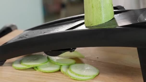 Šéfkuchař Dřevěném Stole Nastrouhá Zelenou Cuketu Cuketu Kruhů Mandalínovém Struhadle — Stock video