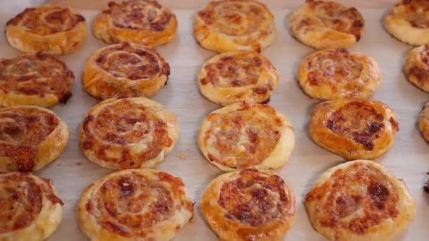 Salyangoz Peynir Mini Pizzayla Ahşap Bir Tahtanın Üzerinde Salyangoz Şeklinde — Stok video