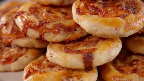 Yeni Pişmiş Yapımı Jambon Peynirli Çörekler Mini Pizza Daire Şeklinde — Stok video
