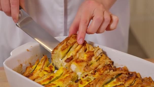 焼きたてのおいしい自家製パイ ズッキーニとポテトのキャセロールを取り揃えています クローズアップ フロントビュー — ストック動画