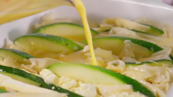 Torta Con Zucchine Feta Una Teglia Bianca Casseruola Viene Versata — Video Stock
