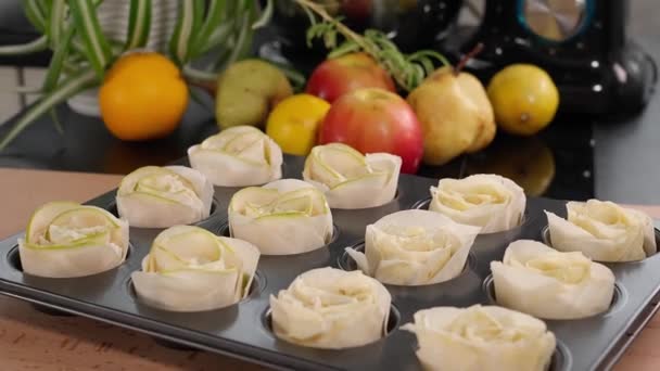 Muffintinn Blir Rosetter Deig Pærer Tilberedt Baking Ovnen Treplate Frukt – stockvideo