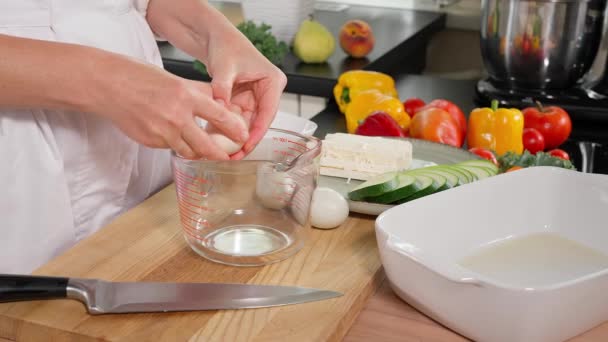 Kuchyni Připravuje Náplň Cukety Feta Koláče Šéfkuchař Rozbije Vejce Skleněnou — Stock video
