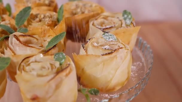 新鲜烘烤的面团玫瑰和梨上撒满了糖粉 前视镜 照相机从左向右移动 — 图库视频影像