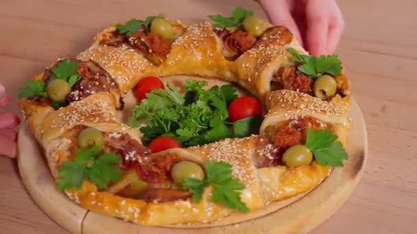 Torta Caseira Pronta Com Batatas Bacon Queijo Uma Tábua Redonda — Vídeo de Stock