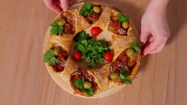 Domowe Ciasto Ziemniakami Bekonem Serem Oliwkami Ręce Szefa Kuchni Pokazują — Wideo stockowe