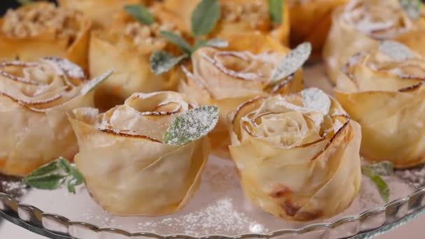 생과자 장미는 설탕과 현자로 장식되어 아름다운 요리로 있습니다 클로즈업 프론트 — 비디오