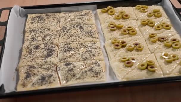 Fırında Pişirilmeye Hazır Peynirli Jambonlu Susamlı Zeytinli Börek Üçgen Kekler — Stok video