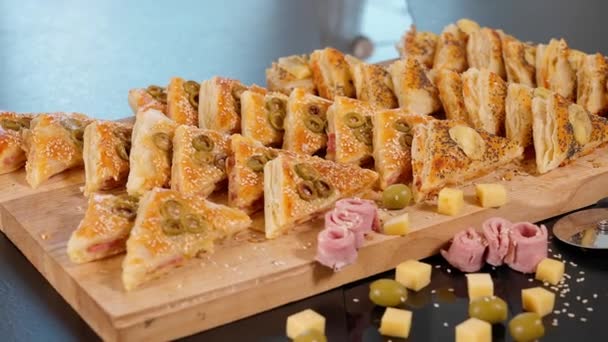 Ahşap Bir Tahtanın Üzerinde Taze Pişmiş Puf Böreği Tricorn Kekleri — Stok video