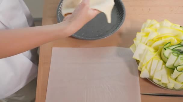 厨师把面团放在木制桌子上的圆圆的馅饼盘里 侧视图 — 图库视频影像