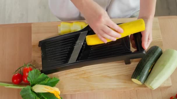 Mani Chef Grattugiano Fette Zucchina Gialle Una Grattugia Mandalin Tavolo — Video Stock