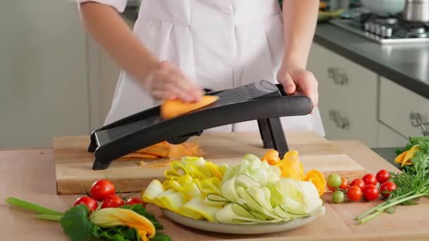 Kuchařovy Ruce Nebezpečně Strouhají Mladé Mrkve Plátky Mandalínovém Strouhu Dřevěný — Stock video
