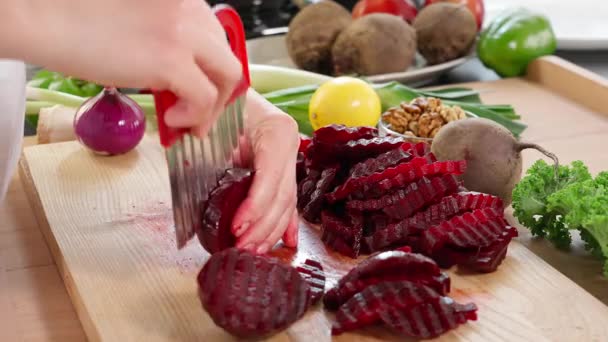 Der Küchenchef Schneidet Gekochte Rüben Mit Einem Gezimmerten Messer Auf — Stockvideo