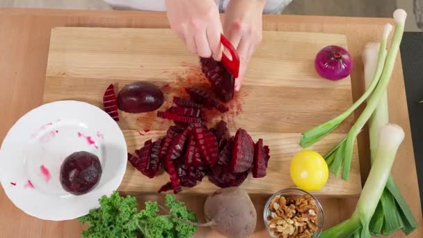 Chef Cocina Utiliza Cuchillo Rizado Para Cortar Remolachas Hervidas Cubos — Vídeo de stock