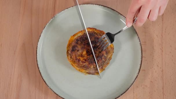 Chef Corta Prato Preparado Com Costeleta Repolho Repolho Com Carne — Vídeo de Stock