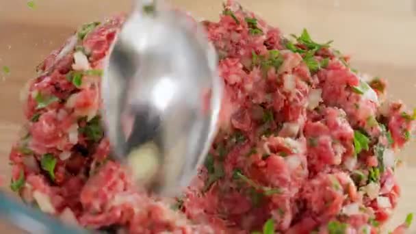 Macro Filmando Chef Usa Cucchiaio Mescolare Carne Manzo Tritato Con — Video Stock