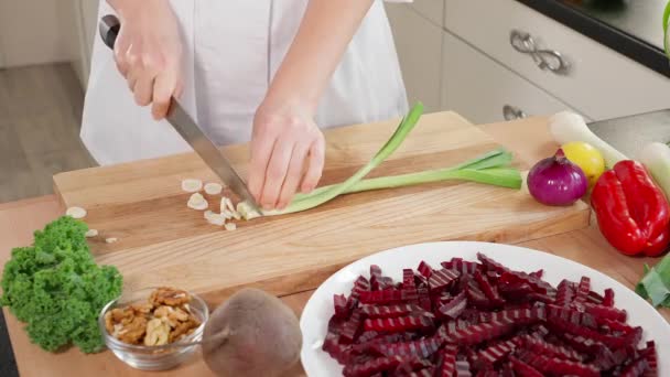 Chef Dans Cuisine Prépare Une Salade Betteraves Saine Côtelettes Poireaux — Video