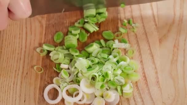 Szakács Konyhában Egészséges Salátát Készít Póréhagymát Darabol Egy Fából Készült — Stock videók