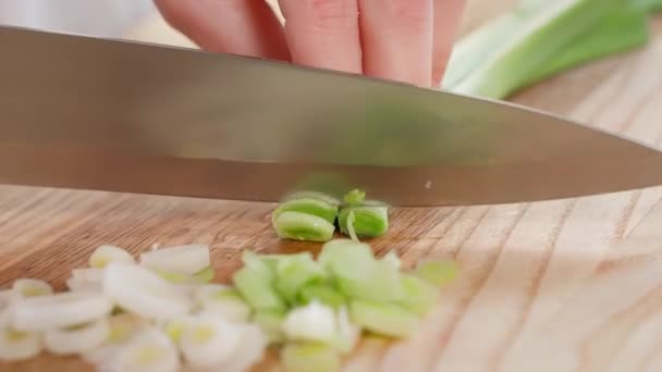 Chef Cocina Mastica Puerros Sobre Una Tabla Madera Primer Plano — Vídeos de Stock