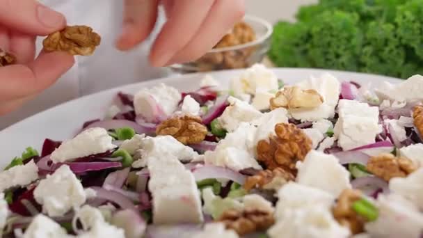 Chef Dans Cuisine Prépare Une Salade Saine Betteraves Fromage Feta — Video