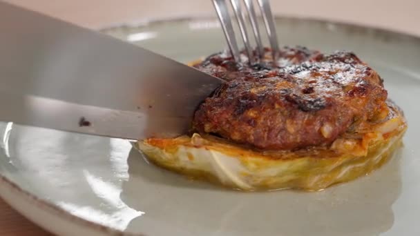 Chef Corta Plato Preparado Con Chuleta Col Repollo Con Carne — Vídeo de stock