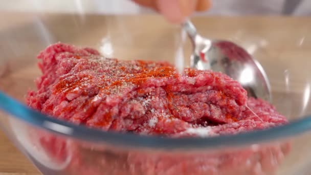 Macrofotografie Een Glazen Kom Vlees Gehakt Wordt Gekruid Met Specerijen — Stockvideo