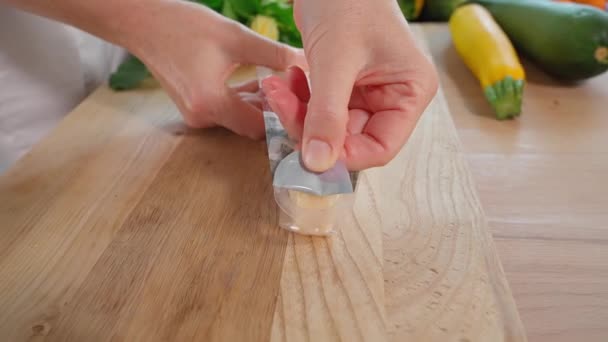 Chef Ouvre Paquet Fromage Parmesan Quai Bois Légumes Arrière Plan — Video