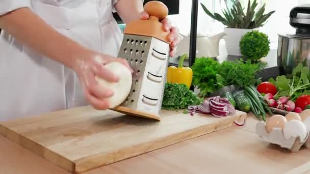 Mani Chef Grattugiano Formaggio Mozzarella Una Grattugia Ruvida Tavolo Legno — Video Stock