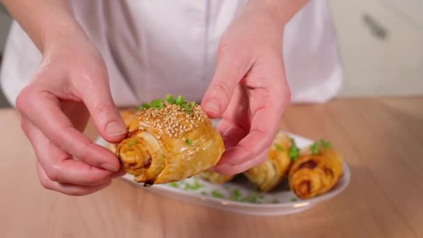 Yakın Plan Aşçı Taze Pişmiş Ekmeği Pastırma Peynirle Gösteriyor Susam — Stok video