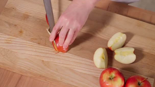 女の子の料理人は鋭いナイフを使って赤いリンゴを木製の板に薄いスライスに切った リンゴのパイ 自家製の香りのペストリー クローズアップ マクロ トップビュー — ストック動画
