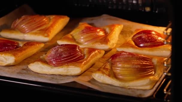 Blätterteig Mit Äpfeln Wird Großaufnahme Ofen Gebacken Dessert Mit Äpfeln — Stockvideo