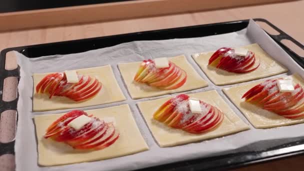Γλυκά Puff Φέτες Κόκκινου Μήλου Πασπαλισμένες Ζάχαρη Και Ένα Κομμάτι — Αρχείο Βίντεο