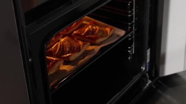 Les Mains Chef Prennent Des Pâtisseries Feuilletées Fraîchement Cuites Avec — Video