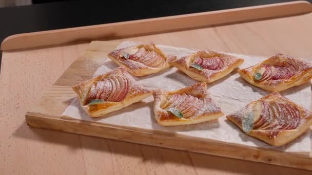 테이블에 설탕으로 신선하게 사각형 사과와 디저트 집에서 향기로운 페이스트리 클로즈업 — 비디오