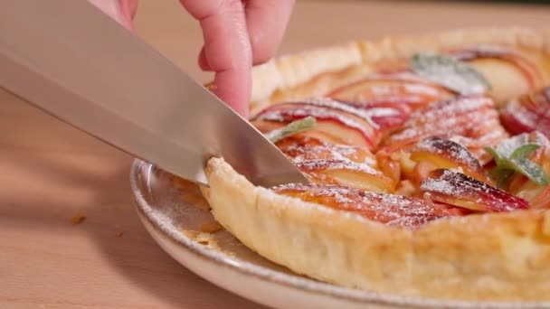 세이지와 설탕을 접시에 부드럽게 표시합니다 사과와 집에서 향기로운 페이스트리 클로즈업 — 비디오