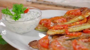 Beyaz tabakta peynirli ve domatesli kabak pişirdim. Vejetaryen yemekleri, kabak aperatifleri, kabak yemekleri, vejetaryen yemekleri, sebzeler, yakın plan.