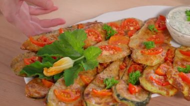 Beyaz tabakta peynirli ve domatesli kabak pişirdim. Vejetaryen yemekleri, kabak aperatifleri, kabak yemekleri, vejetaryen yemekleri, sebzeler, yakın plan.