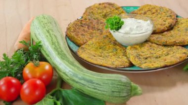 Beyaz tabakta peynirli ve domatesli kabak pişirdim. Vejetaryen yemekleri, kabak aperatifleri, kabak yemekleri, vejetaryen yemekleri, sebzeler, yakın plan.