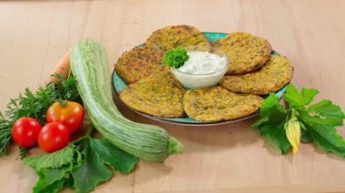 Beyaz tabakta peynirli ve domatesli kabak pişirdim. Vejetaryen yemekleri, kabak aperatifleri, kabak yemekleri, vejetaryen yemekleri, sebzeler, yakın plan.