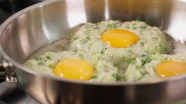 Beyaz tabakta peynirli ve domatesli kabak pişirdim. Vejetaryen yemekleri, kabak aperatifleri, kabak yemekleri, vejetaryen yemekleri, sebzeler, yakın plan.