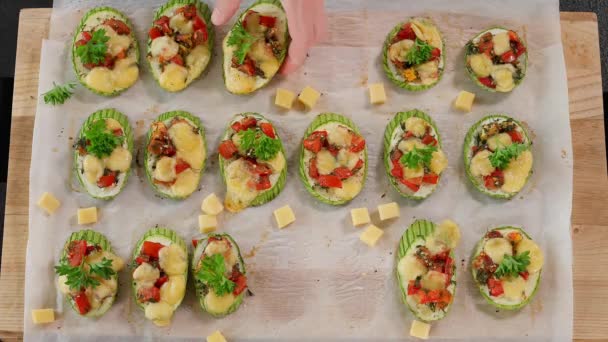 Großaufnahme Draufsicht Gekochte Zucchini Gefüllt Mit Tomaten Kräutern Und Käse — Stockvideo