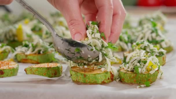 Koki Sedang Mempersiapkan Zucchini Wanita Tangan Hal Zucchini Dengan Keju — Stok Video